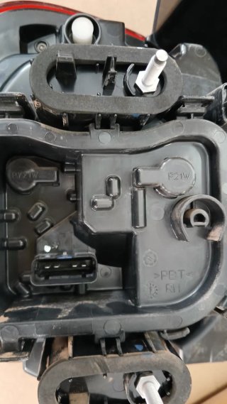 Piloto trasero derecho Dacia Duster 2