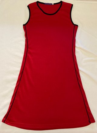 Vestido rojo con rayas laterales