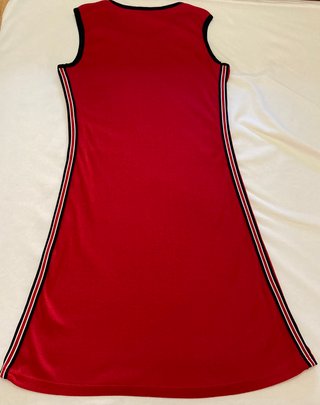Vestido rojo con rayas laterales