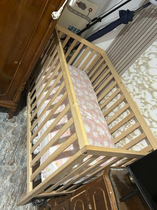 Cuna de madera con colchón ortopédico sin uso