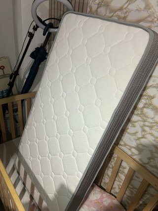 Cuna de madera con colchón ortopédico sin uso