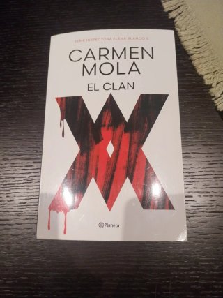 El clan. Carmen Mola . Novela policíaca.