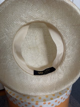 Sombrero/tocado de paja con flor