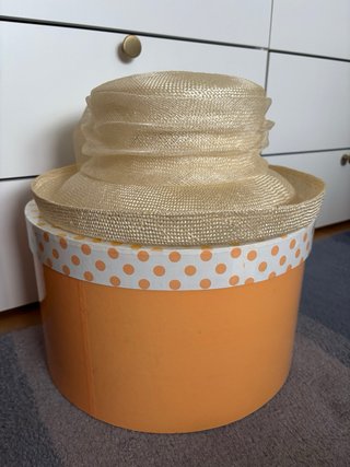 Sombrero/tocado de paja con flor