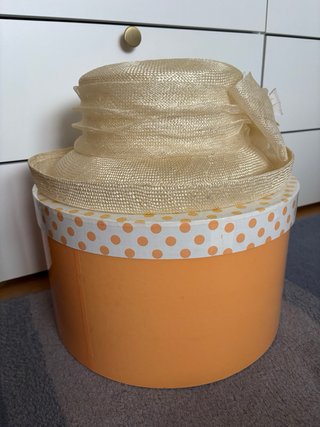 Sombrero/tocado de paja con flor