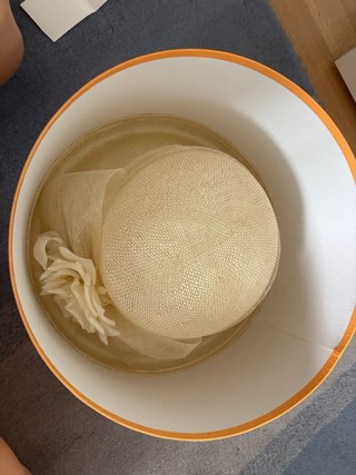 Sombrero/tocado de paja con flor
