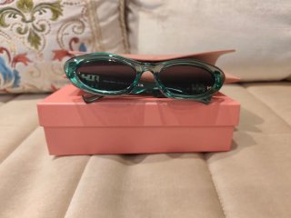Gafas de sol Miu Miu retro ovaladas verdes Y2K