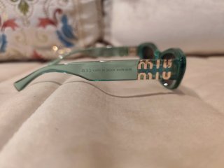 Gafas de sol Miu Miu retro ovaladas verdes Y2K