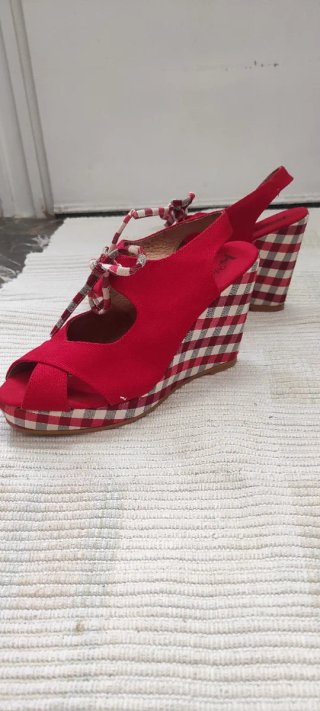 Cuñas rojas a estrenar