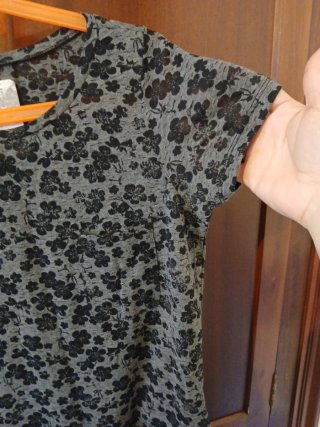 Camiseta Zara floral gris talla S