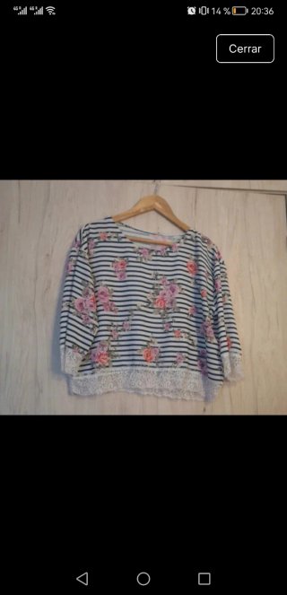 Blusa de rayas con flores y encaje