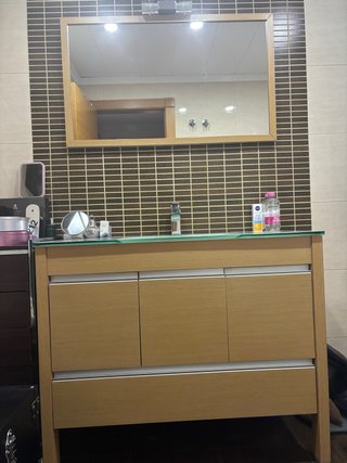 Mueble de baño con espejo y lavabo