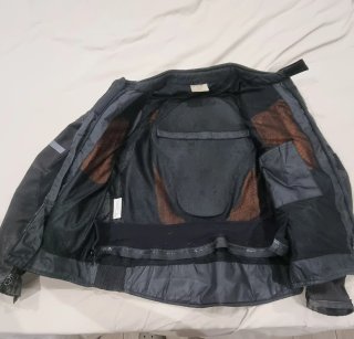Chaqueta de moto negra talla M.