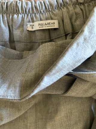 Pantalón corto gris con cinturón
