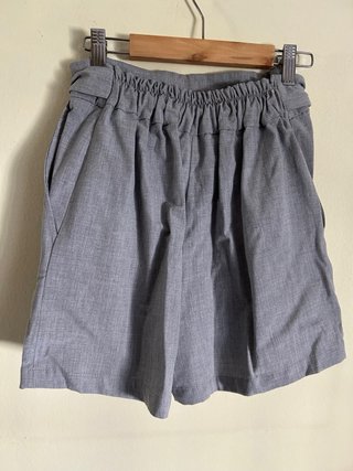 Pantalón corto gris con cinturón