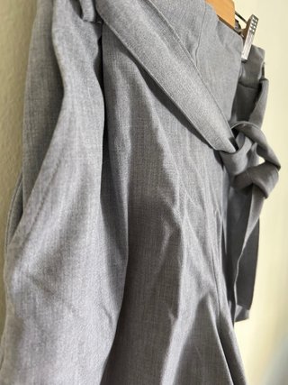 Pantalón corto gris con cinturón