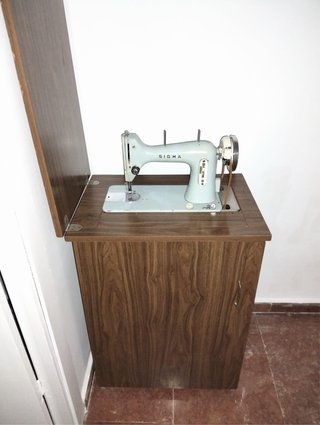 Máquina de coser Sigma con mueble
