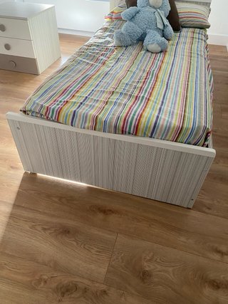 Cama y mesita juvenil