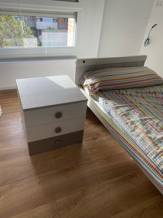 Cama y mesita juvenil