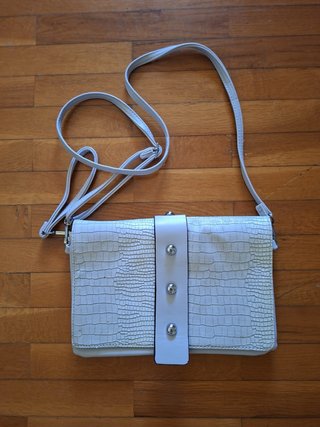 Bolso blanco con textura de cocodrilo