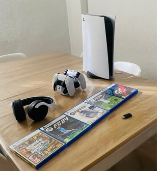 PS5 con controller, cuffie, caricatore per controller e giochi
