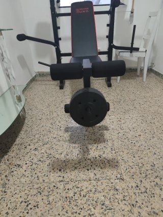 Banco de pesas con barra y discos