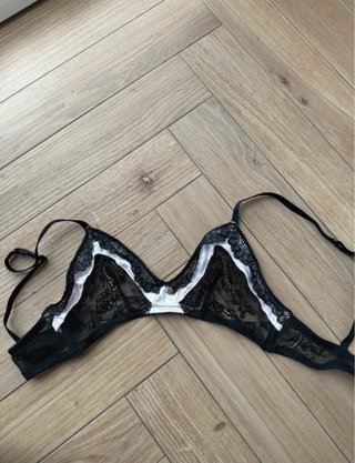 Reggiseno pizzo nero con dettagli bianchi