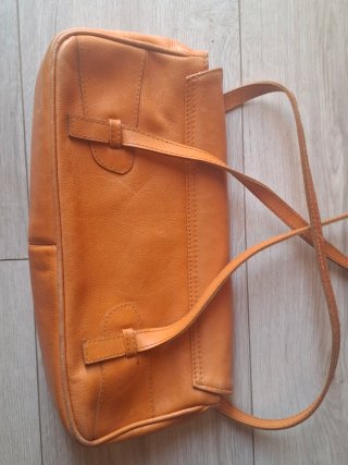 Bolso de piel naranja