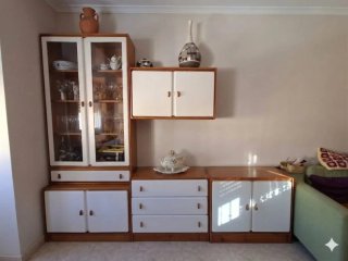 Mueble de comedor de madera y cristal