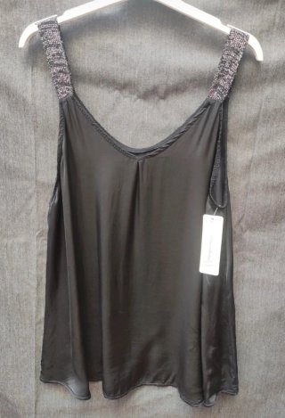 Camiseta negra de raso con tirantes brillantes