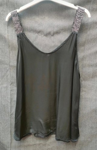 Camiseta negra de raso con tirantes brillantes