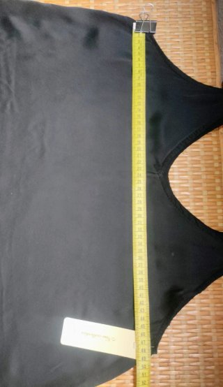 Camiseta negra de raso con tirantes brillantes