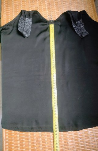 Camiseta negra de raso con tirantes brillantes