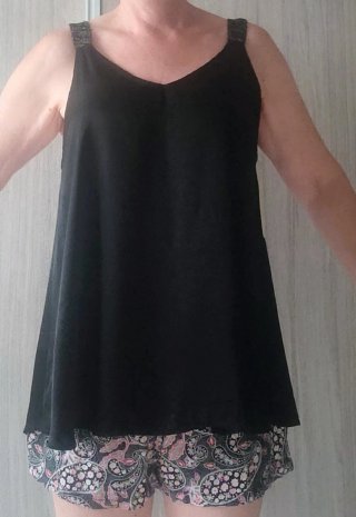 Camiseta negra de raso con tirantes brillantes
