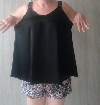 Camiseta negra de raso con tirantes brillantes