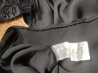Camiseta negra de raso con tirantes brillantes