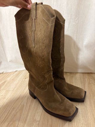 Stivali alti in pelle scamosciata con design moderno