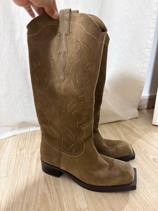 Stivali alti in pelle scamosciata con design moderno