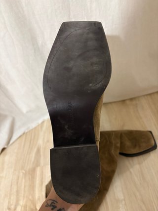 Stivali alti in pelle scamosciata con design moderno