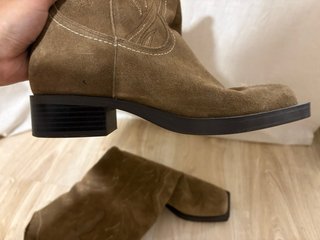 Stivali alti in pelle scamosciata con design moderno