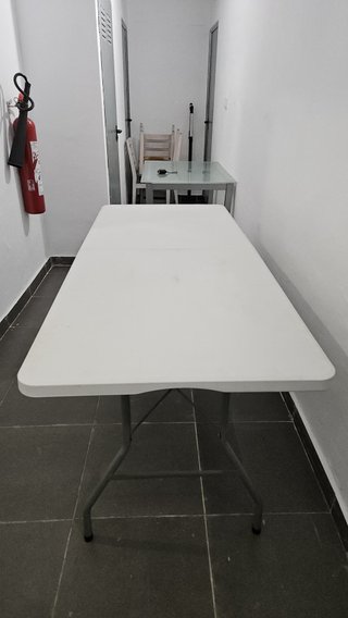 Mesa plegable de plástico blanca