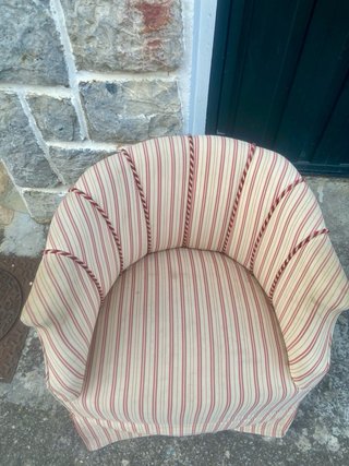 Butaca de tela a rayas beige y rojo
