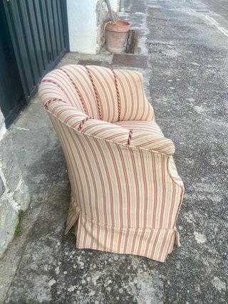 Butaca de tela a rayas beige y rojo