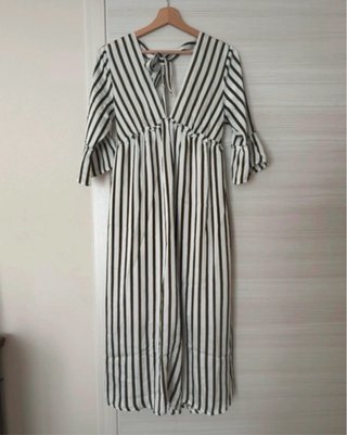 Vestito lungo a righe bianche e nere