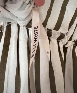 Vestito lungo a righe bianche e nere