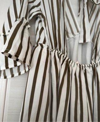 Vestito lungo a righe bianche e nere