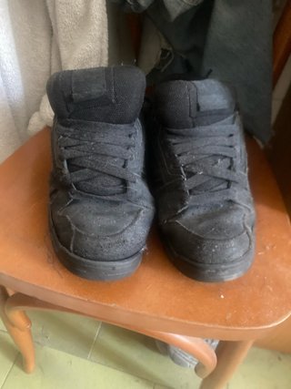 Scarpe nere usate