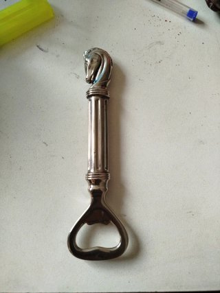 Abridor de botellas con cabeza de caballo