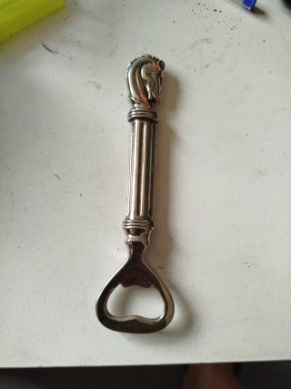 Abridor de botellas con cabeza de caballo