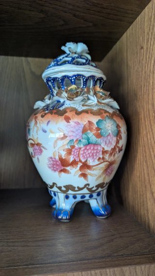 Jarrón decorativo de cerámica con flores